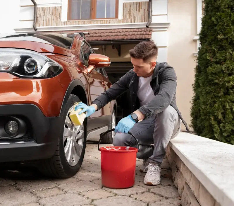 Lavage auto à domicile Saint-Léger-de-Montbrun : professionnel intervenant sur un véhicule